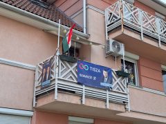 Szeged, választás, társasház, panelház, erkély, Tisza Párt, politikai plakát, plakát, politika