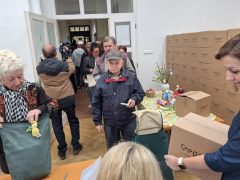 Szeged, húsvéti ajándékcsomag, osztás, önkormányzat, rászorulók, Botka László