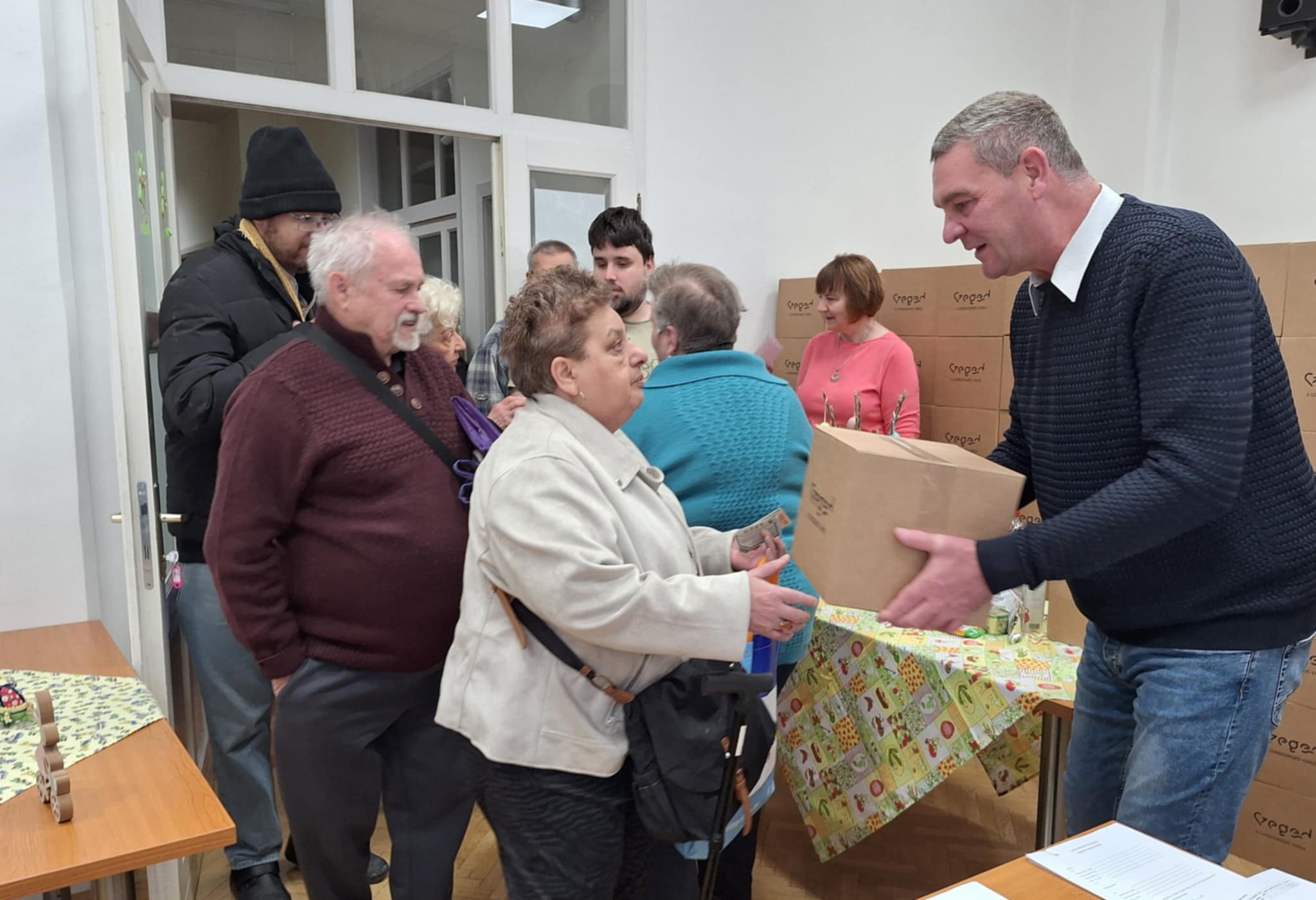Szeged, húsvéti ajándékcsomag, osztás, önkormányzat, rászorulók, Botka László