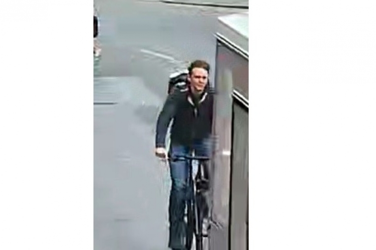 Arcon ütötte a trolibusz vezetőjét egy kerékpáros Szegeden