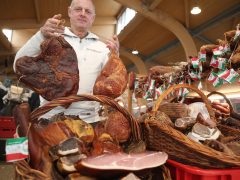 Szeged, sonka, tojás, zöldség, gyümölcs, kalács, virág, húsvét, Mars téri piac, piac