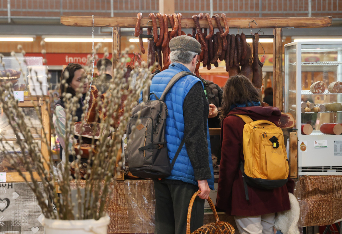 Szeged, sonka, tojás, zöldség, gyümölcs, kalács, virág, húsvét, Mars téri piac, piac