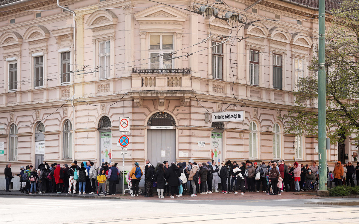 Szeged, Mátrix Közhasznú Alapítvány, Mátrix, húsvét, adományosztás, csomag, rászorulók, csoki, Centerke Közösségi Tér