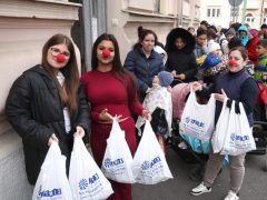 Szeged, Mátrix Közhasznú Alapítvány, Mátrix, húsvét, adományosztás, csomag, rászorulók, csoki, Centerke Közösségi Tér