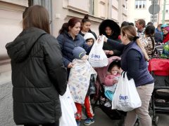 Szeged, Mátrix Közhasznú Alapítvány, Mátrix, húsvét, adományosztás, csomag, rászorulók, csoki, Centerke Közösségi Tér