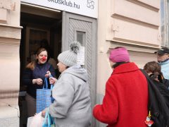Szeged, Mátrix Közhasznú Alapítvány, Mátrix, húsvét, adományosztás, csomag, rászorulók, csoki, Centerke Közösségi Tér