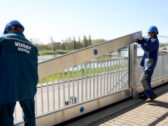 Szeged, Alsó-Tisza-vidéki Vízügyi Igazgatóság, ATIVIZIG, mobilgát, mobil árvízvédelmi fal, szerelési gyakorlat