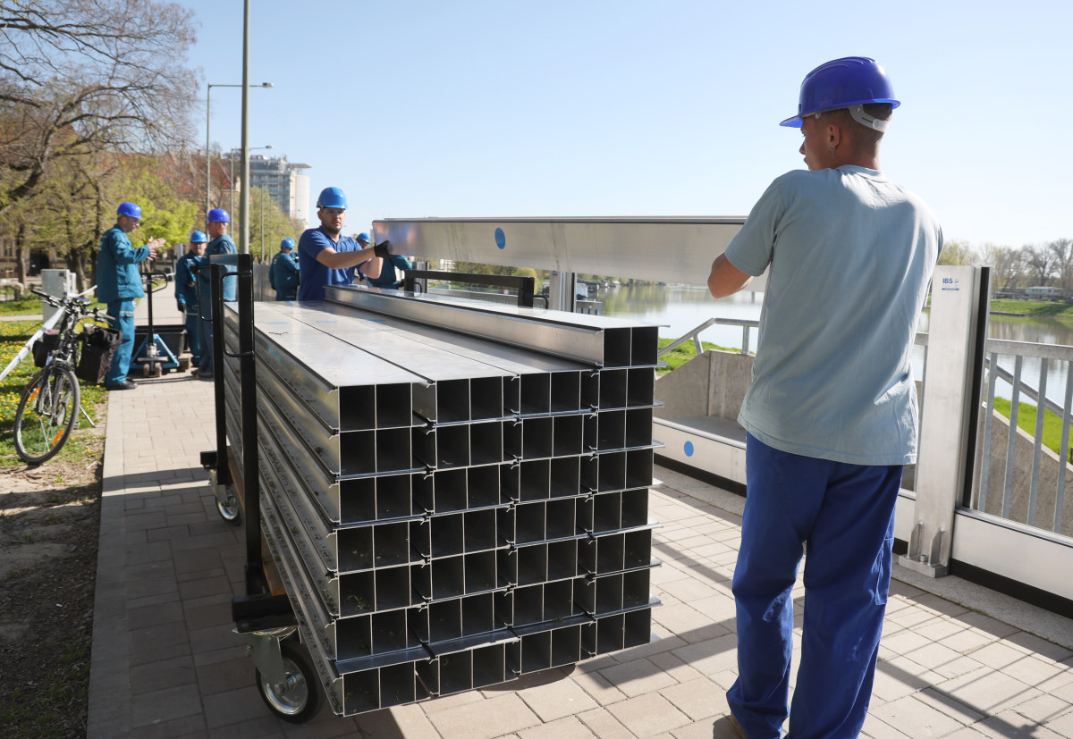 Szeged, Alsó-Tisza-vidéki Vízügyi Igazgatóság, ATIVIZIG, mobilgát, mobil árvízvédelmi fal, szerelési gyakorlat