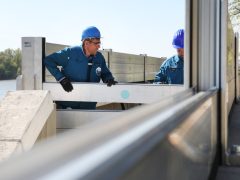 Szeged, Alsó-Tisza-vidéki Vízügyi Igazgatóság, ATIVIZIG, mobilgát, mobil árvízvédelmi fal, szerelési gyakorlat