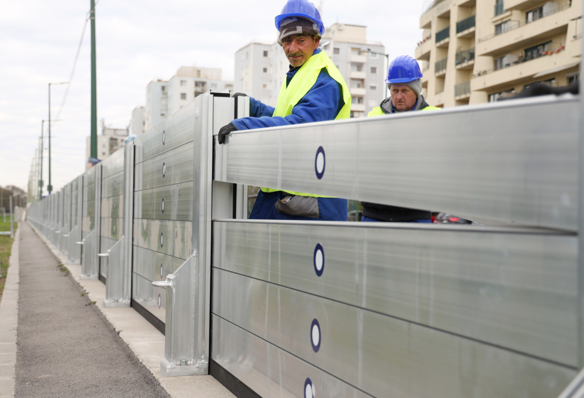 Szeged, Alsó-Tisza-vidéki Vízügyi Igazgatóság, ATIVIZIG, mobilgát, mobil árvízvédelmi fal, szerelési gyakorlat, Felső Tisza part