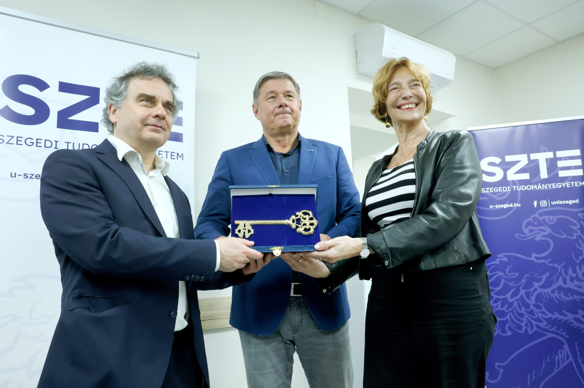 Szeged, Szegedi Tudományegyetem, Szülészeti és Nőgyógyászati Klinika, Női Klinika, klinika, egészségügy, Foeto-Maternalis Centrum, Ambulancia, átadó