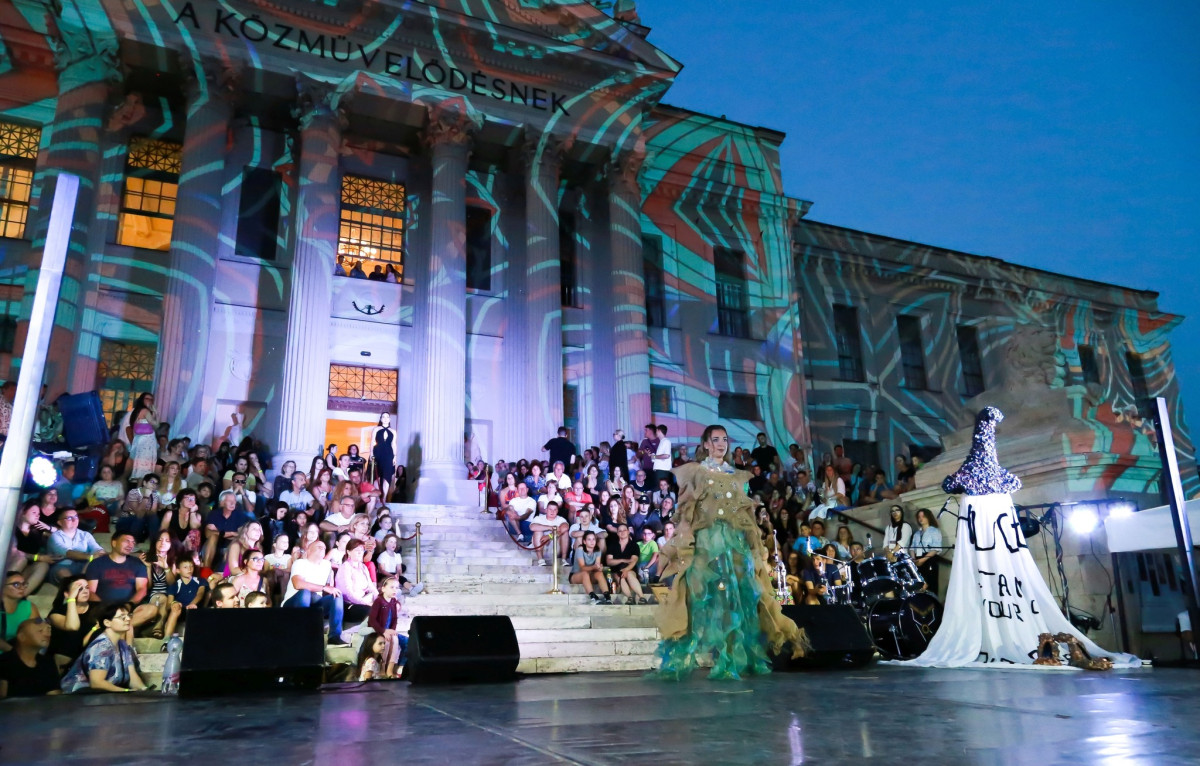 Ismét divattervező pályázatot hirdet a szegedi Móra-múzeum