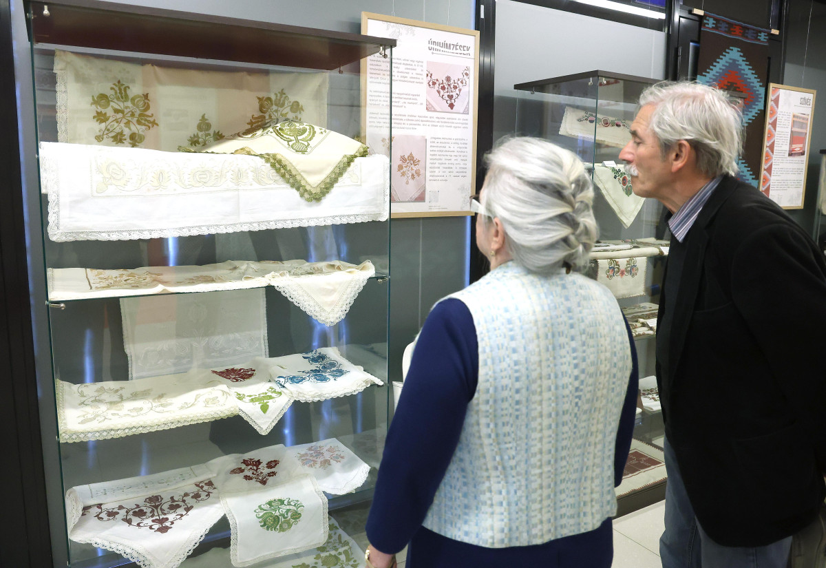 Szeged, Keze nyomán aranyvirág, kiállítás, Agóra, Fetter Ferencné Boha Mária, Népművészet Mestere, népművészet