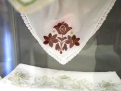 Szeged, Keze nyomán aranyvirág, kiállítás, Agóra, Fetter Ferencné Boha Mária, Népművészet Mestere, népművészet