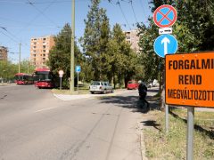 Szeged, Hont Ferenc utca, buszforduló, egyirányú forgalmi rend, új parkolóhelyek