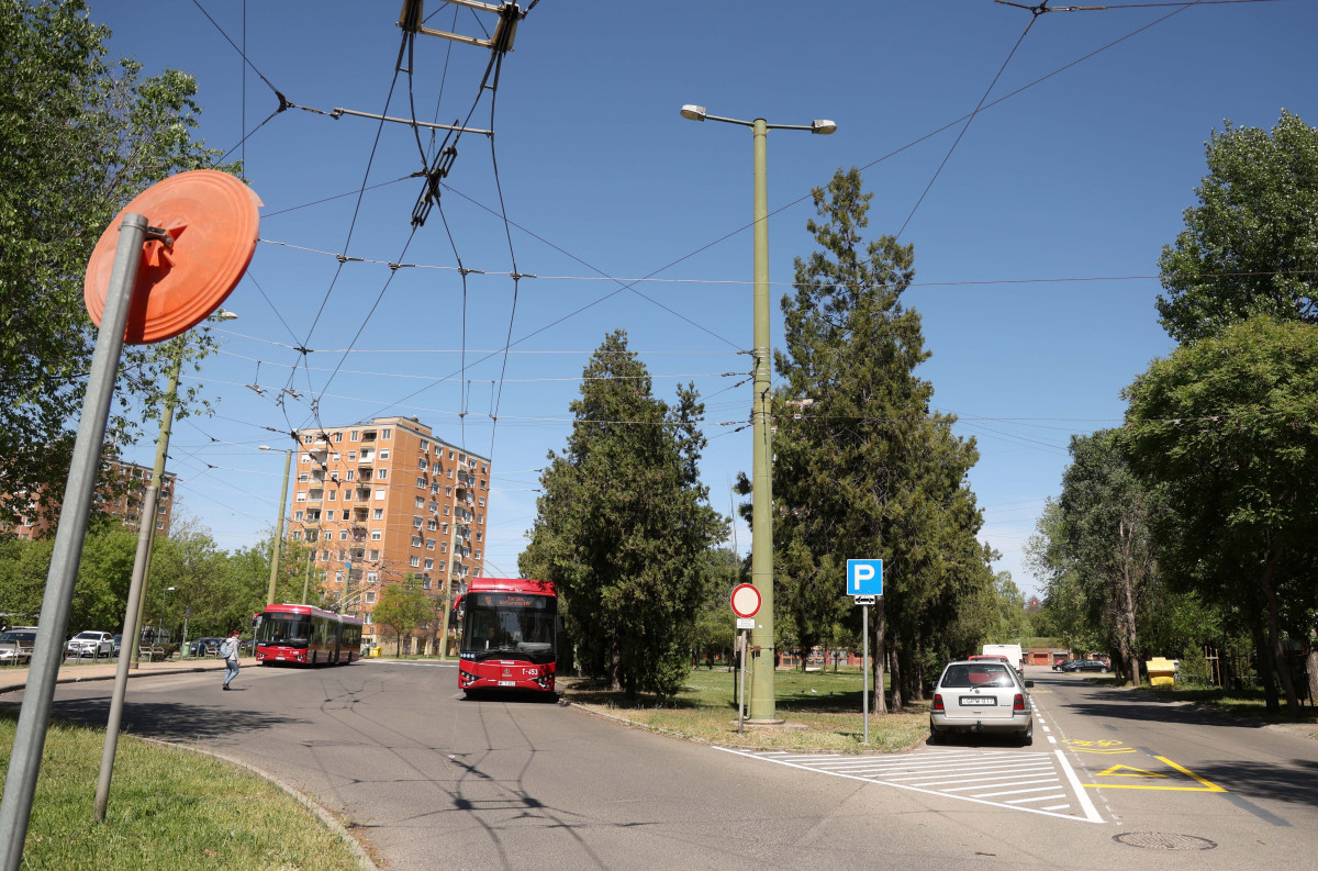 Szeged, Hont Ferenc utca, buszforduló, egyirányú forgalmi rend, új parkolóhelyek