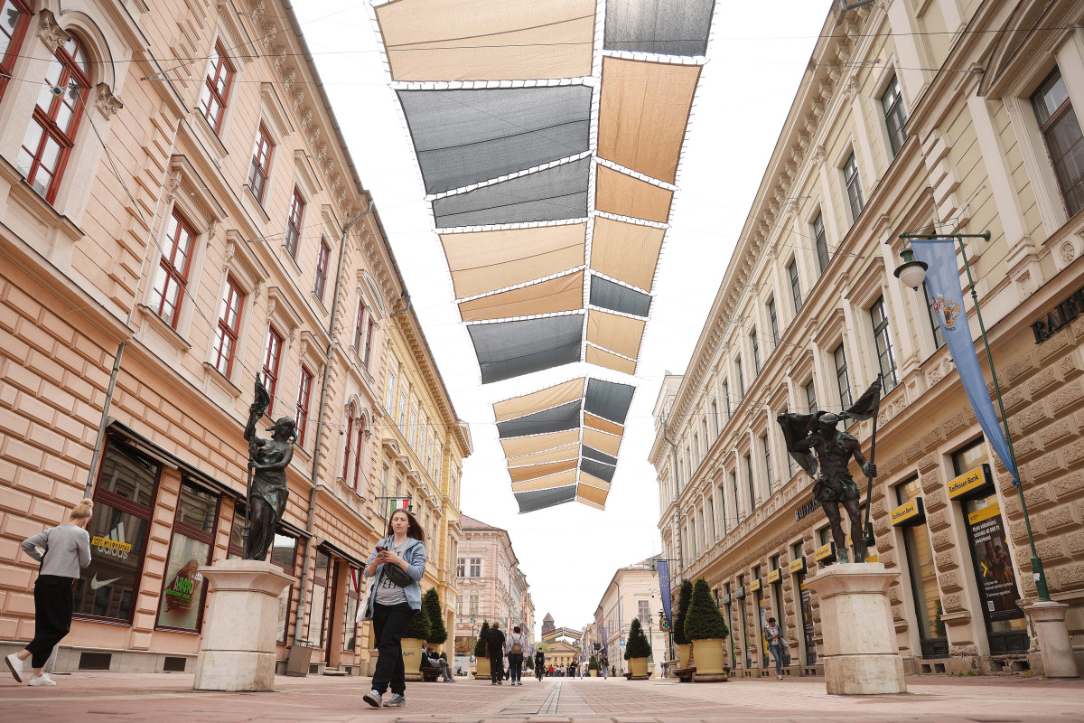 Szeged, Kárász utca, napvitorla, meleg, nyár, hőség, időjárás