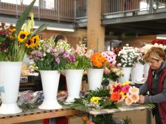 Szeged, virág, virágcsokor, Mars téri piac, piac, ballagás, Anyák napja