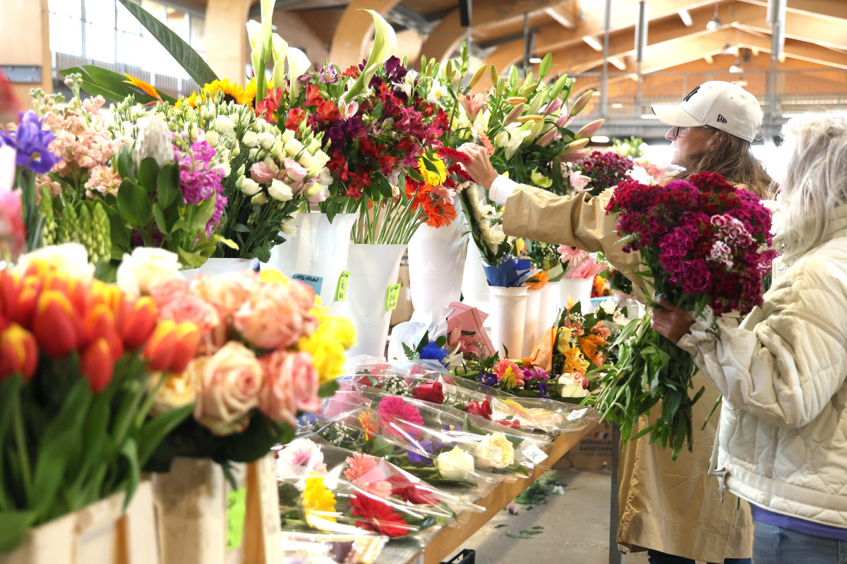 Szeged, virág, virágcsokor, Mars téri piac, piac, ballagás, Anyák napja