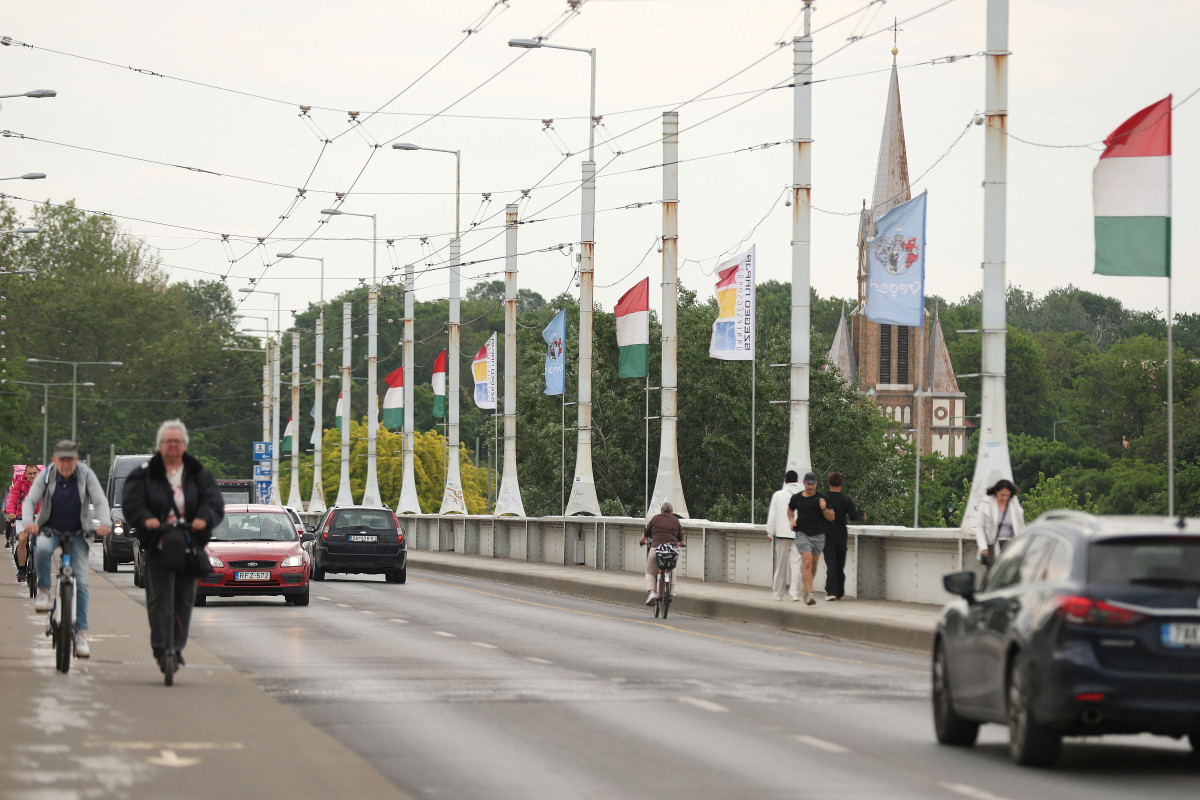 Szeged, Borfesztivál, Szeged Napja, zászlók, Belvárosi híd