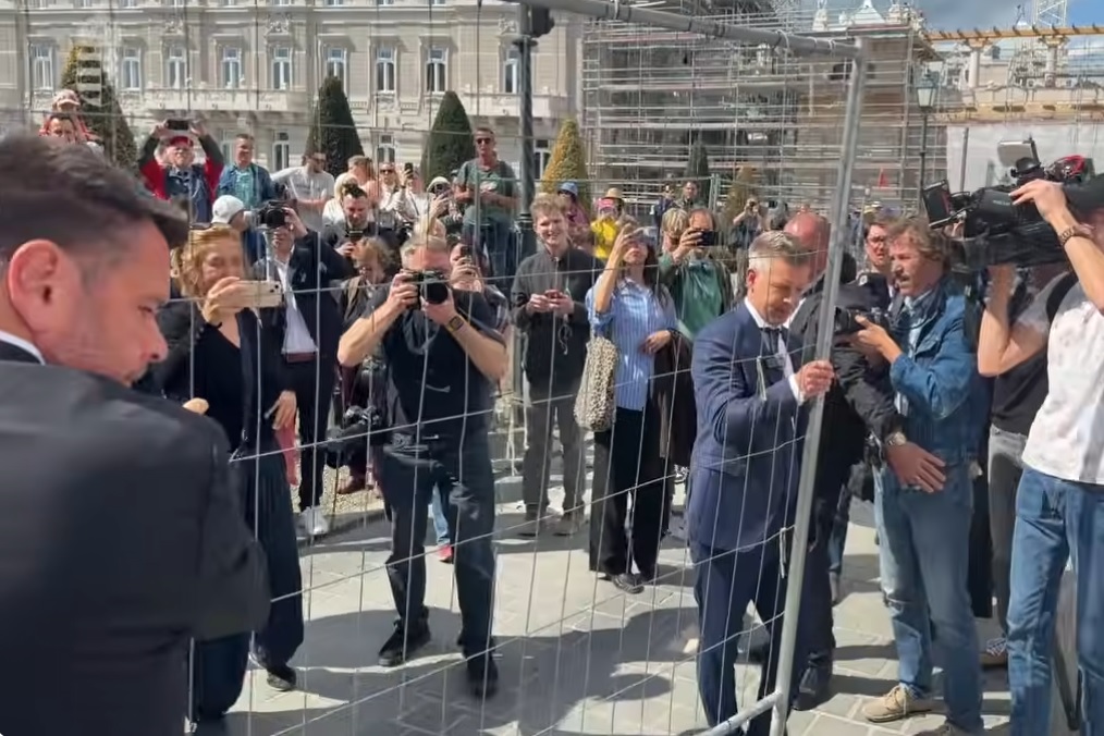 Magyar Péterék elbontották a Karmelitát övező kordont