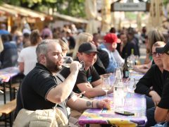 Szeged, borrendek, felvonulás, Caramel koncert, megnyitó, Borfesztivál, bor, Széchenyi tér