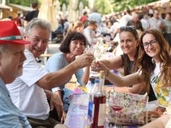 Szeged, borrendek, felvonulás, Caramel koncert, megnyitó, Borfesztivál, bor, Széchenyi tér