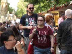 Szeged, borrendek, felvonulás, Caramel koncert, megnyitó, Borfesztivál, bor, Széchenyi tér
