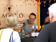 Szeged, borrendek, felvonulás, Caramel koncert, megnyitó, Borfesztivál, bor, Széchenyi tér