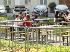 Szeged, borrendek, felvonulás, Caramel koncert, megnyitó, Borfesztivál, bor, Széchenyi tér