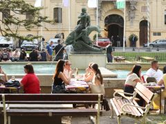 Szeged, borrendek, felvonulás, Caramel koncert, megnyitó, Borfesztivál, bor, Széchenyi tér