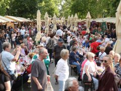 Szeged, borrendek, felvonulás, Caramel koncert, megnyitó, Borfesztivál, bor, Széchenyi tér