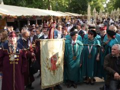 Szeged, borrendek, felvonulás, Caramel koncert, megnyitó, Borfesztivál, bor, Széchenyi tér