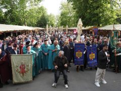 Szeged, borrendek, felvonulás, Caramel koncert, megnyitó, Borfesztivál, bor, Széchenyi tér