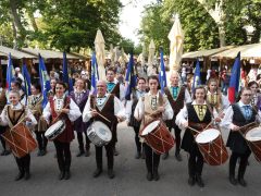 Szeged, borrendek, felvonulás, Caramel koncert, megnyitó, Borfesztivál, bor, Széchenyi tér