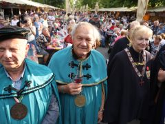 Szeged, borrendek, felvonulás, Caramel koncert, megnyitó, Borfesztivál, bor, Széchenyi tér