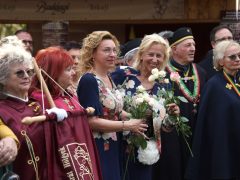 Szeged, borrendek, felvonulás, Caramel koncert, megnyitó, Borfesztivál, bor, Széchenyi tér