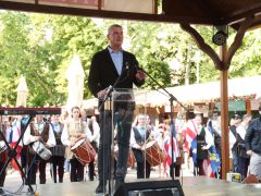 Szeged, borrendek, felvonulás, Caramel koncert, megnyitó, Borfesztivál, bor, Széchenyi tér