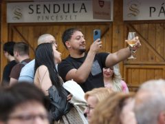 Szeged, borrendek, felvonulás, Caramel koncert, megnyitó, Borfesztivál, bor, Széchenyi tér