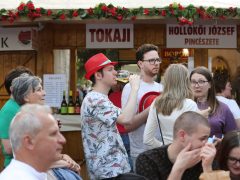Szeged, borrendek, felvonulás, Caramel koncert, megnyitó, Borfesztivál, bor, Széchenyi tér