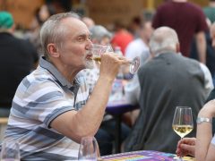 Szeged, borrendek, felvonulás, Caramel koncert, megnyitó, Borfesztivál, bor, Széchenyi tér