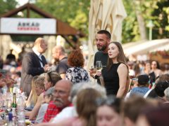 Szeged, borrendek, felvonulás, Caramel koncert, megnyitó, Borfesztivál, bor, Széchenyi tér