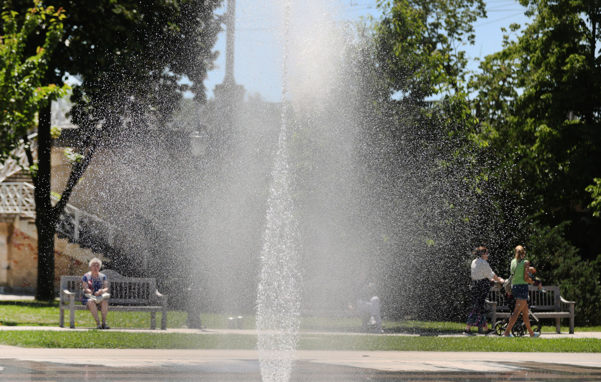 Szeged, időjárás, meleg, május, szökőkút, Móra park, fürdés, gyerekek