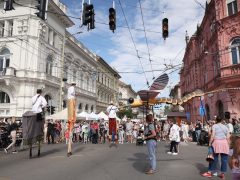 Szeged, óriásbáb, gólyalábas, felvonulás, Hídivásár, kézművesek, Belvárosi híd, Híd utca, Oskola utca