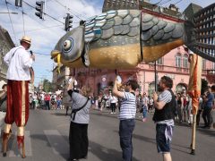 Szeged, óriásbáb, gólyalábas, felvonulás, Hídivásár, kézművesek, Belvárosi híd, Híd utca, Oskola utca