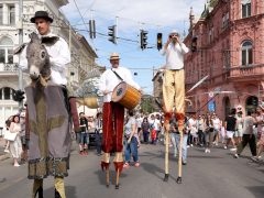 Szeged, óriásbáb, gólyalábas, felvonulás, Hídivásár, kézművesek, Belvárosi híd, Híd utca, Oskola utca