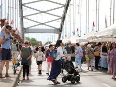 Szeged, óriásbáb, gólyalábas, felvonulás, Hídivásár, kézművesek, Belvárosi híd, Híd utca, Oskola utca