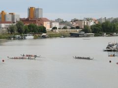 Szeged, óriásbáb, gólyalábas, felvonulás, Hídivásár, kézművesek, Belvárosi híd, Híd utca, Oskola utca