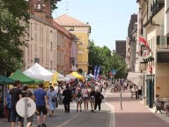 Szeged, óriásbáb, gólyalábas, felvonulás, Hídivásár, kézművesek, Belvárosi híd, Híd utca, Oskola utca