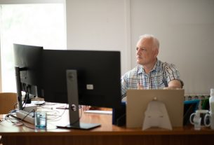 Dr. Bilicki Vilmos, az SZTE docense a szoftverfejlesztő változó szerepéről. Fotó: SZTE/Bartha Karina